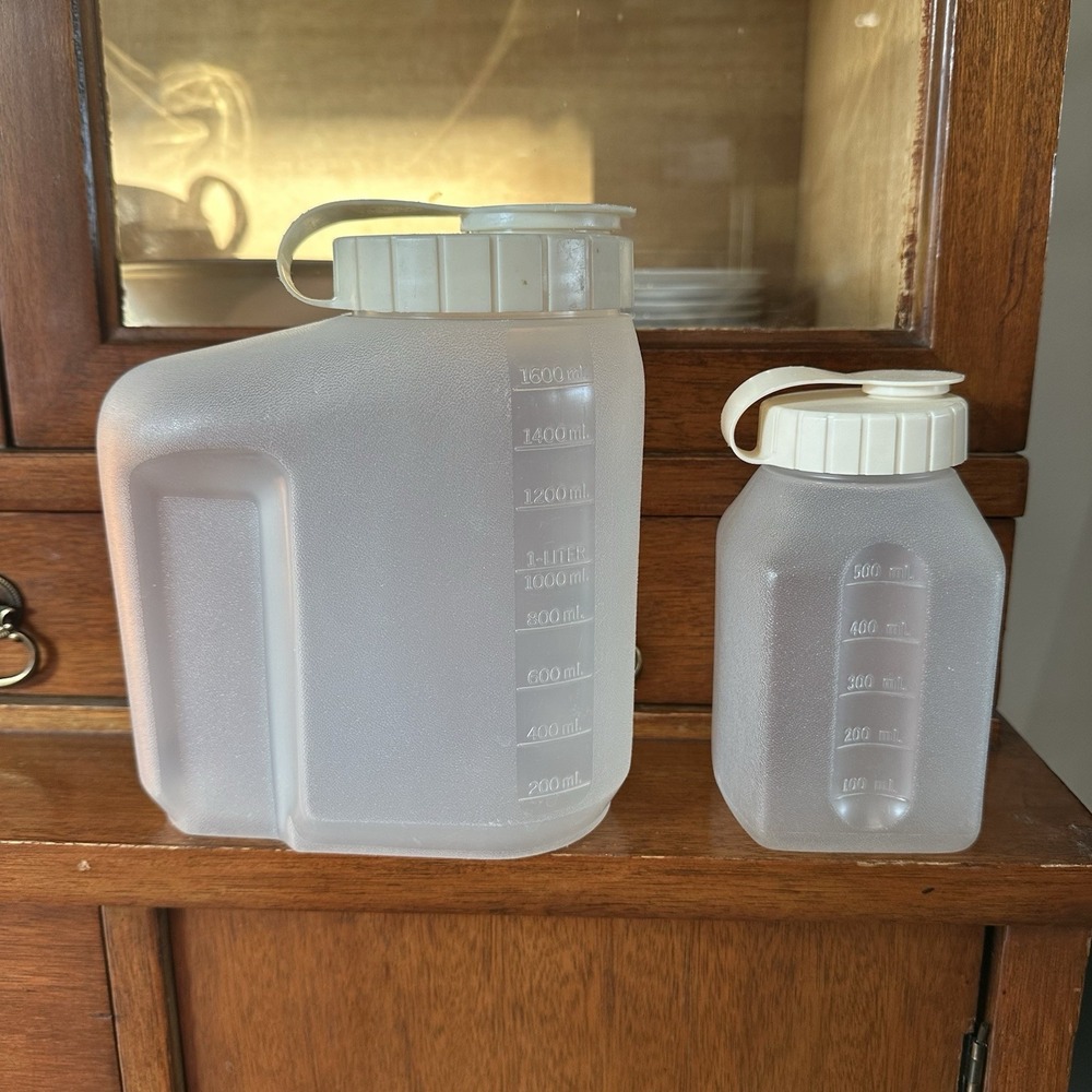 Vtg 2 Rubbermaid Servin' Saver 1.75 Qt. 1 Pint Drink Container Almond Flip Lid